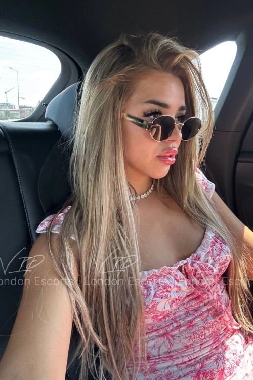 19yo Italian Blonde escort in Fitzrovia - Photo 7